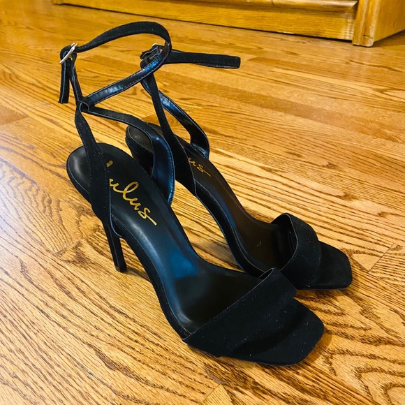 Lulu’s Black Suede Sandals - Picture 5 of 6
